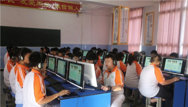 计算机当考官!永华中学英语口语考试试点"人机对话"