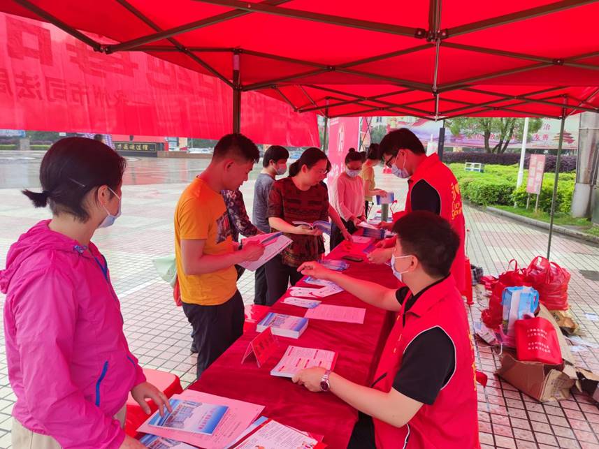 说明: 行政复议体制改革一周年宣传图片2