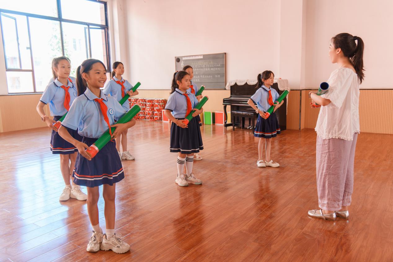 学生正在学习渔鼓（雷中祥/摄）