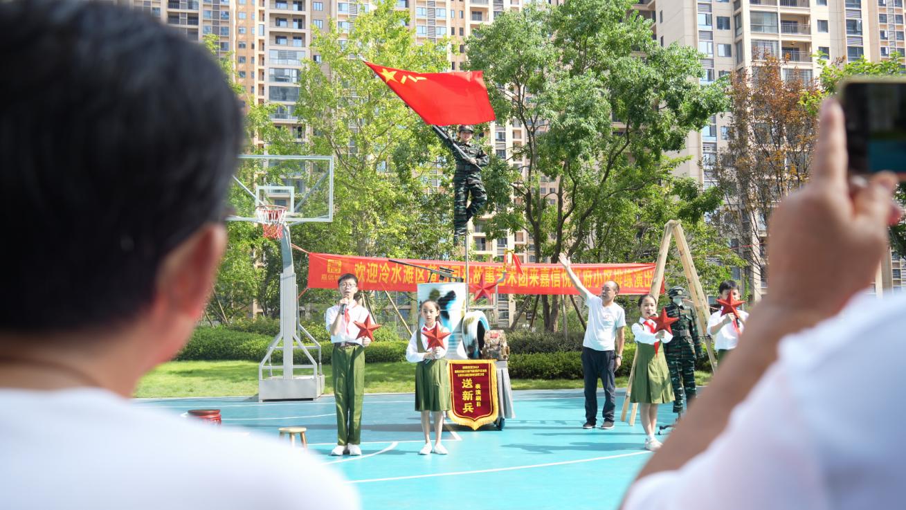 非遗表演进社区（雷中祥/摄）